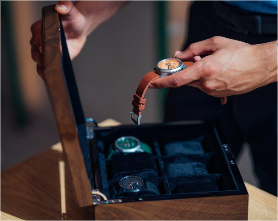 Wood box of 6 watches